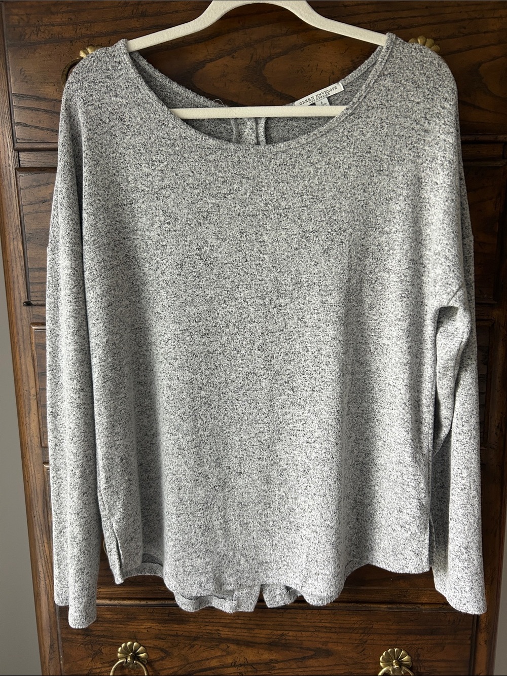 Green Envelope Heather Gray Long Sleeve Top Button Back, Size L